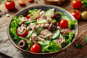 Салат з тунцем, сиром і оливками