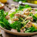 Салат з тунцем та салатом романо