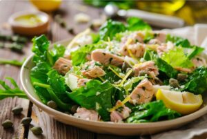 Sałatka z tuńczykiem i sałatą rzymską (romano) – szybki przepis