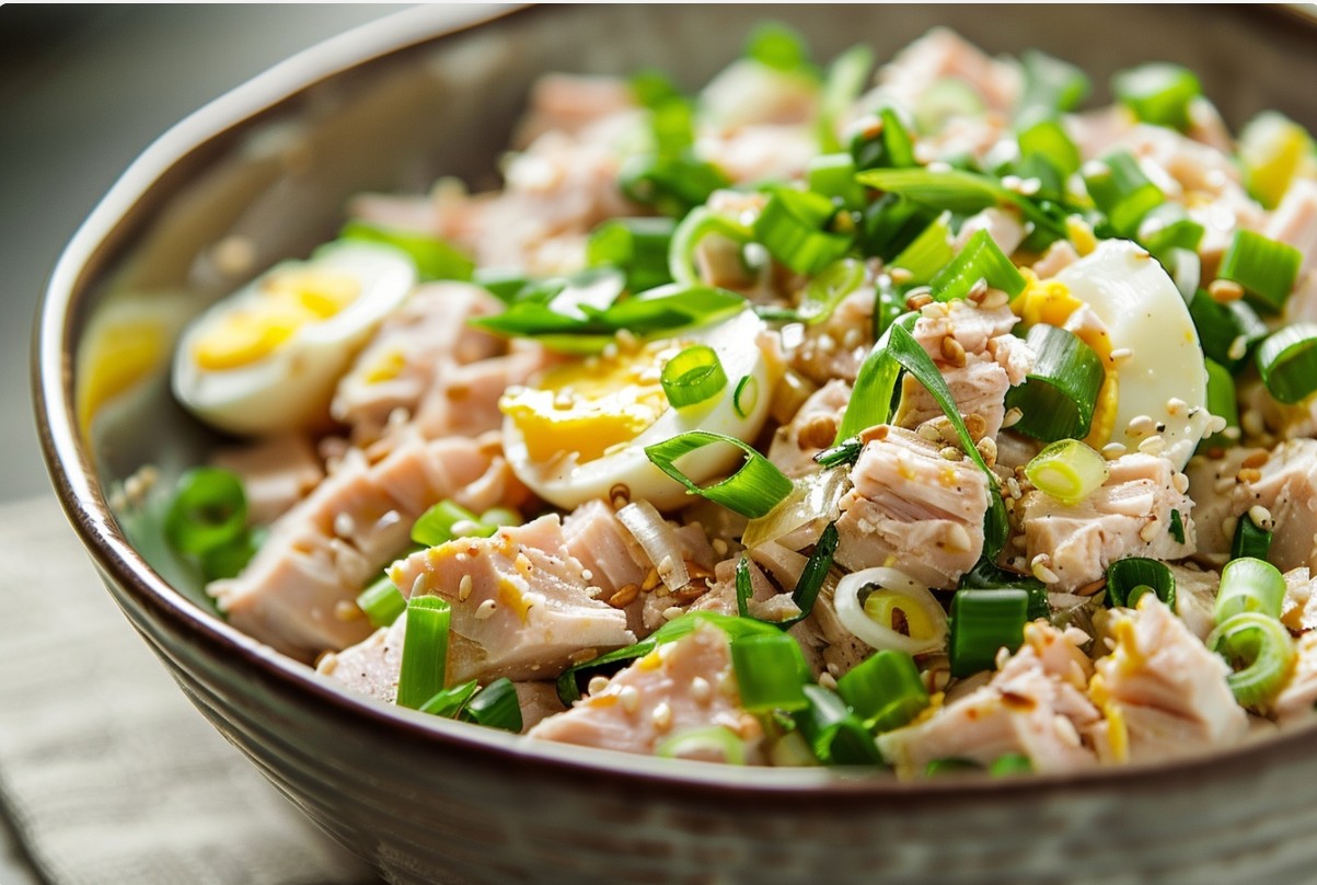 Салат з тунцем та яйцем у класичному стилі