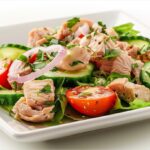 Салат з тунцем з соусом тахіні