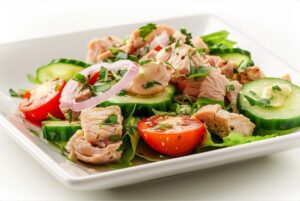 Sałatka z tuńczykiem i sosem tahini