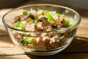 Сендвіч з тунцем, селери та майонезом — ідеальний баланс