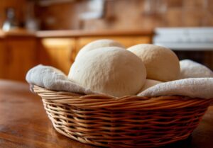 Szybkie ciasto na pizzę w 30 minut (na drożdżach)