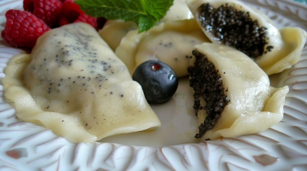 Солодкі вареники з маком на тарілці