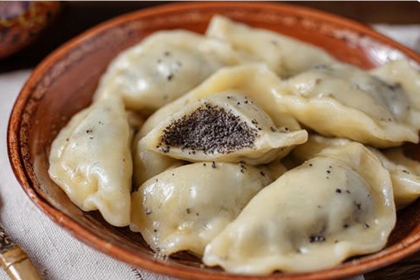 Солодкі вареники з маком на тарілці