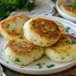 Солоні сирники із зеленню та твердим сиром