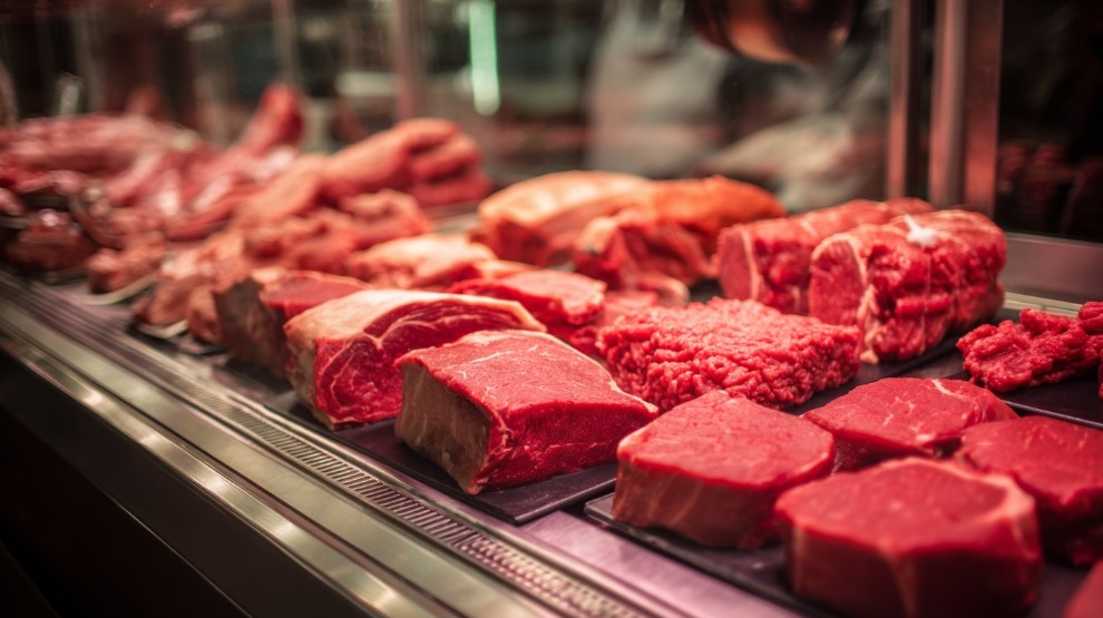 Свіже м’ясо для приготування кебабу в магазині
