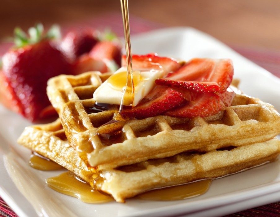 Сироп стікає в комірки вафлі, класичний американський сніданковий ритуал