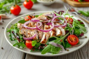 Теплий салат з індичкою та червоною цибулею