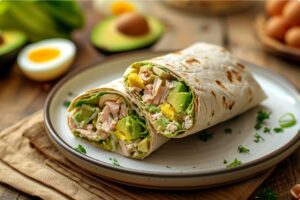 Тортилья з салатом з тунця та авокадо і яйцем