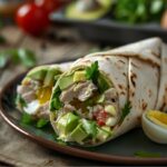 Тортилья з салатом з тунця та авокадо і яйцем