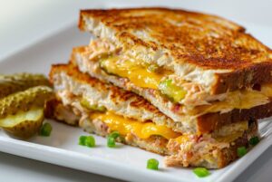 Tuna melt з беконом — тягучий сир і хрусткий бекон