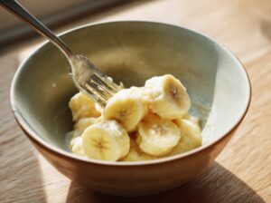 У великій мисці розімніть 3 переспілі банани до однорідної консистенції