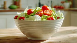 У великій мисці змішайте салат айсберг, помідори