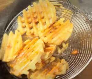 Вафельна картопля після фритюру