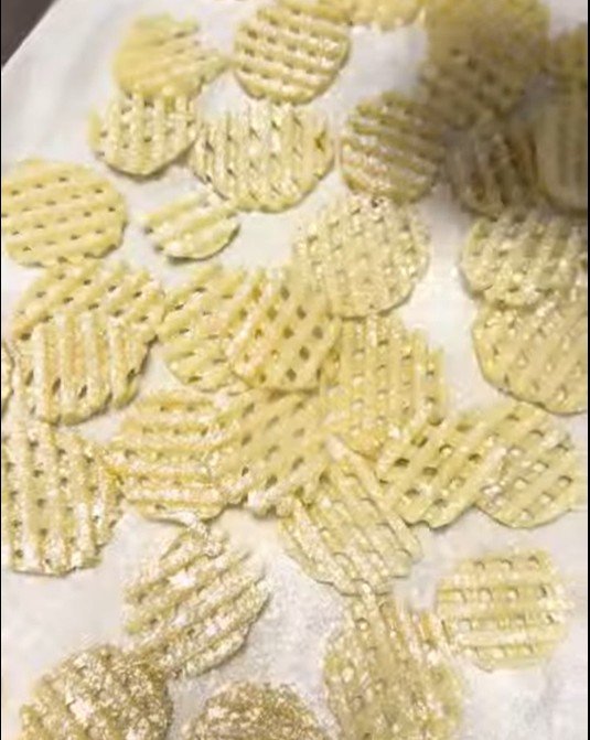 Вафельна картопля крупним планом перед смаженням