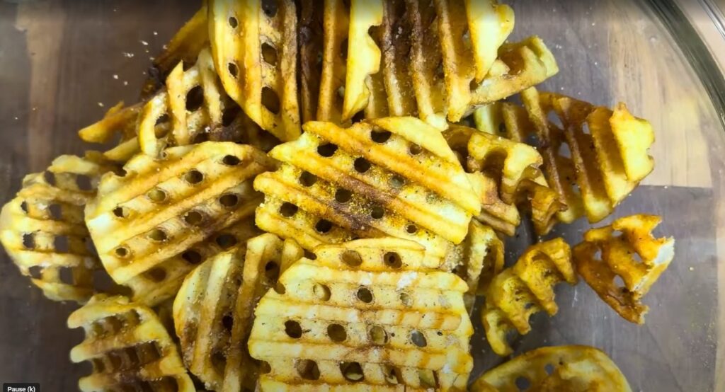 Хрустка вафельна картопля у мисці