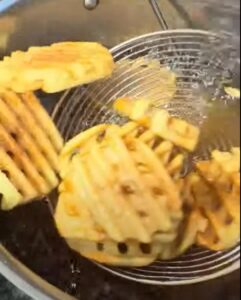 вафельна картопля у фритюрі смаження