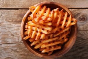 Waflowe chipsy ziemniaczane z frytkownicy – chrupiące, złote brzegi