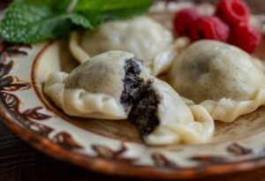 Домашній десерт вареники з маком