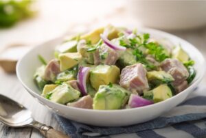 Як приготувати салат з тунцем і авокадо для гостей