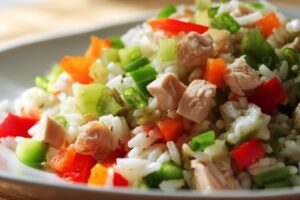 Як приготувати салат з тунцем, рисом і перцем швидко та смачно